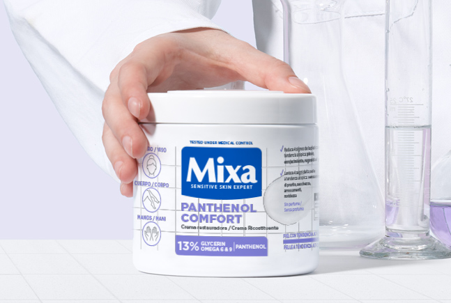 Mão de dermatologista com o Creme de corpo restaurador Panthenol Comfort Mixa